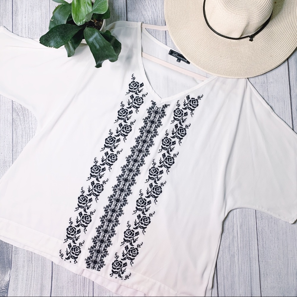 Plus lightweight short-sleeve embroidered tunic